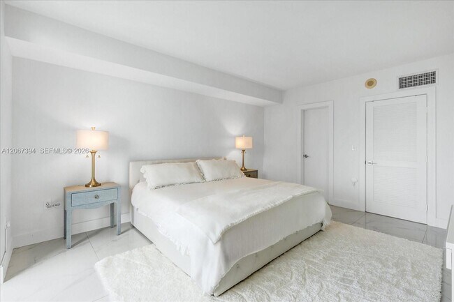 Building Photo - 10275 Collins Ave