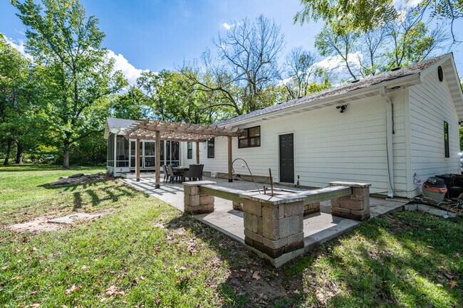 Building Photo - 502 N Strawn Rd