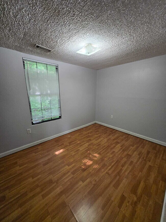 Building Photo - Charming 2-Bed Gem on Ashmore Ave