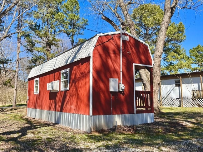 Building Photo - Studio Tiny home in West Batesville