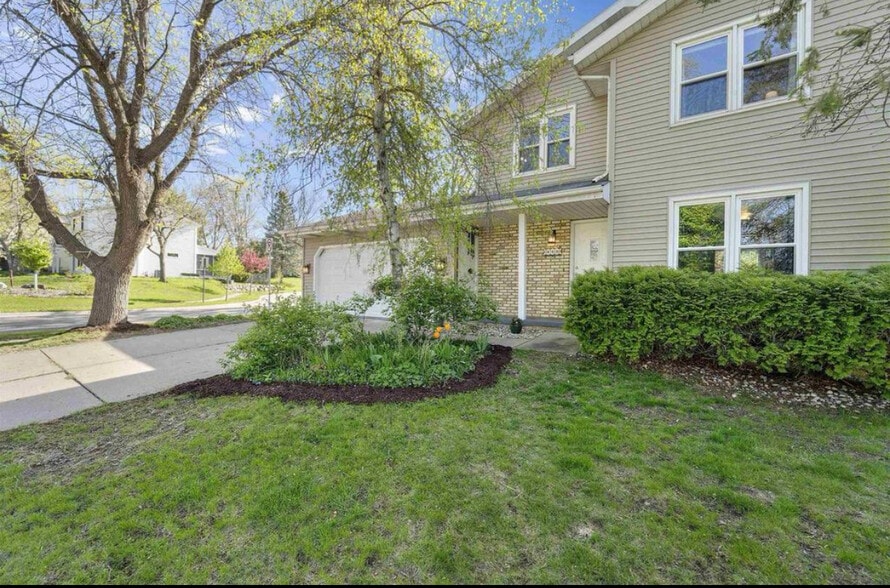Building Photo - 5719 Highland Way