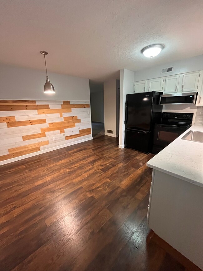 Large eat-in kitchen - 1172 Worthington Woods Blvd