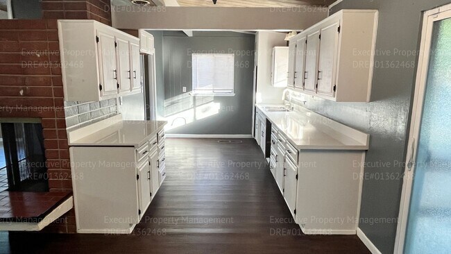 Building Photo - 3 bedroom/ 1.5 bathroom home with a detach...