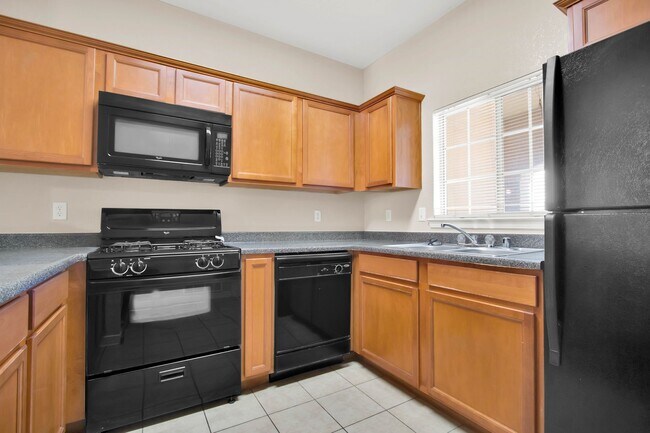 Building Photo - Adorable 3 bedroom 2.5 bath condo in Easts...