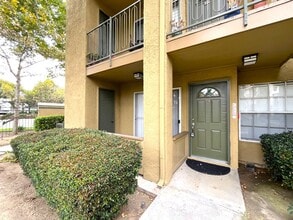 Building Photo - 1 bed, 1 bath located in Corona!