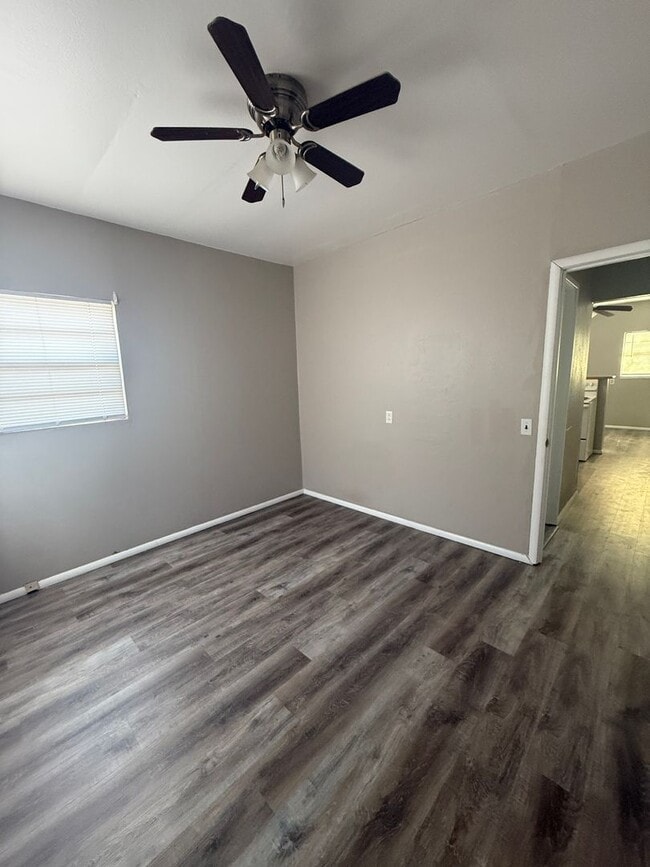 Building Photo - Super Cute & Clean!