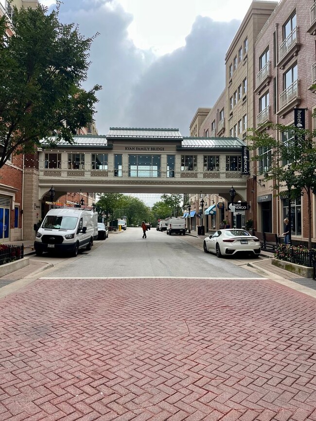 Building Photo - Great Location!