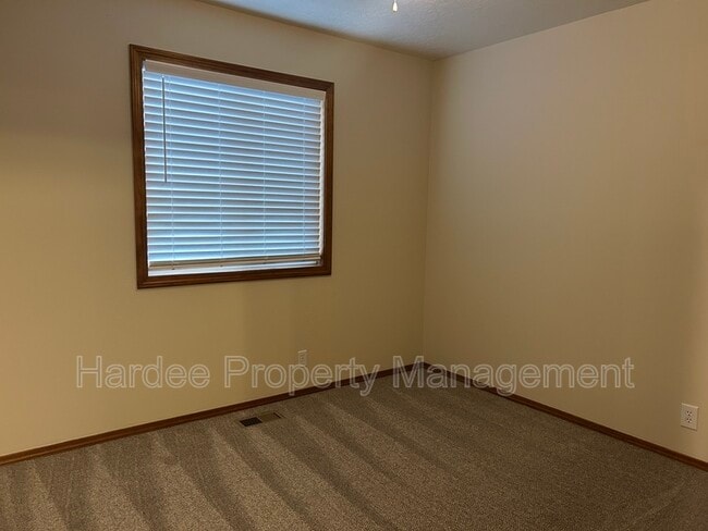 Building Photo - 2254 N Zircon Ave