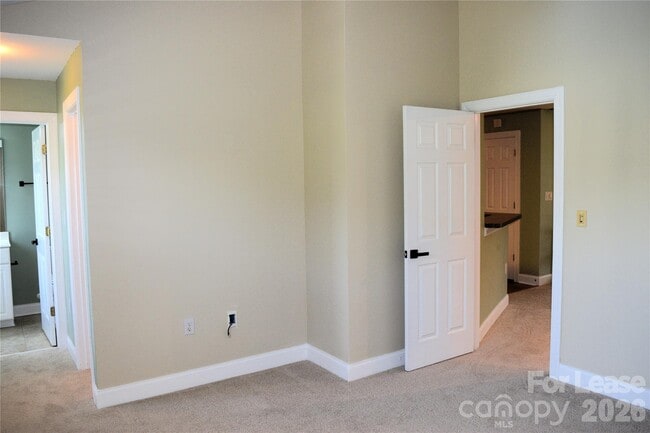 Building Photo - 6321 Park Creek Dr