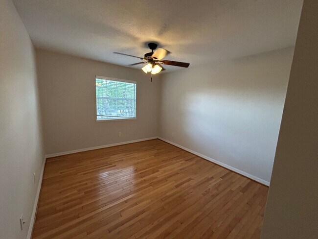 Building Photo - Spacious and Perfectly located 4/2 home in...