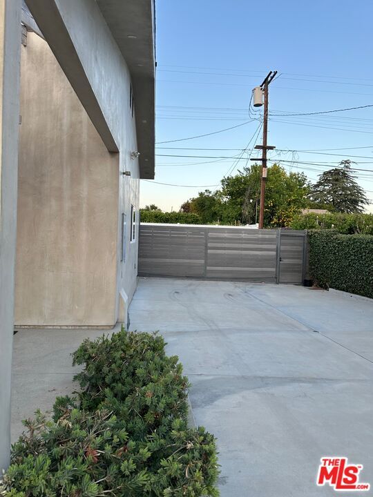 Building Photo - 9252 Balcom Ave