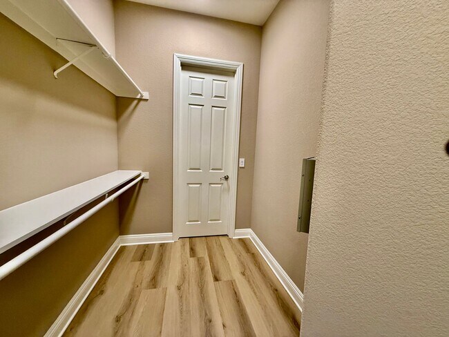 Building Photo - Executive Home available NOW