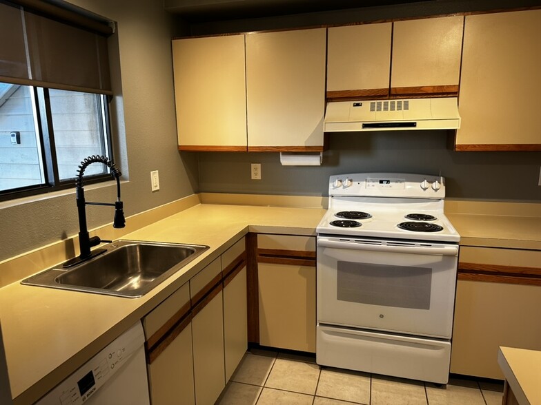 LARGE KITCHEN WITH ALL NEW APPLIANCES - 3260 47th St
