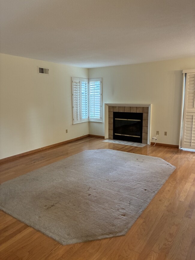 Building Photo - 1065 Huntington Common