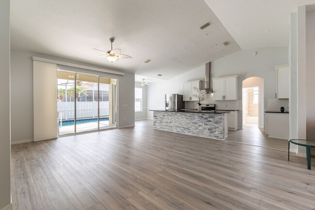 Building Photo - 3-Bed 2-Bath Unfurnished Pool Home - Green...