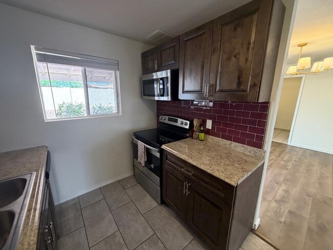 Building Photo - 1244 E Susan Ln