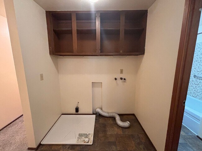 Building Photo - Water & Sewer Paid- 3 Bedroom 1 Bath Duplex