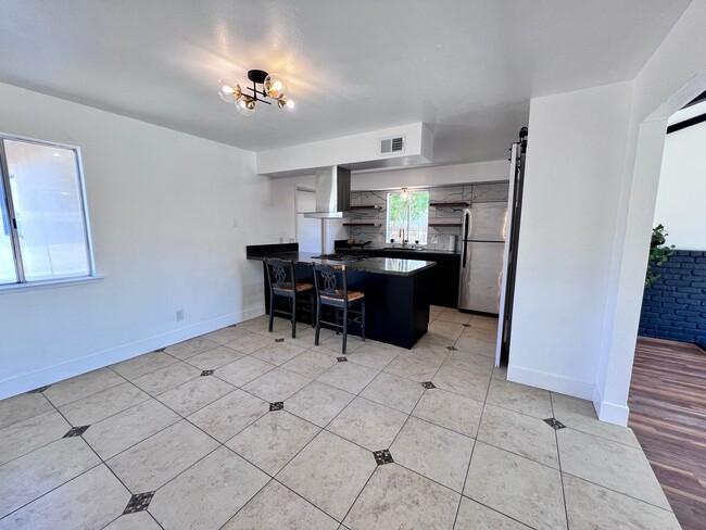 Building Photo - $2,250 Gettysburg & Minnewawa, 3 Bedroom H...
