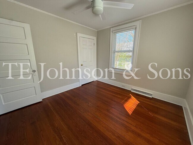 Building Photo - Charming 3BR Home with Fenced Yard, Hardwood Floors and Classic Built Ins