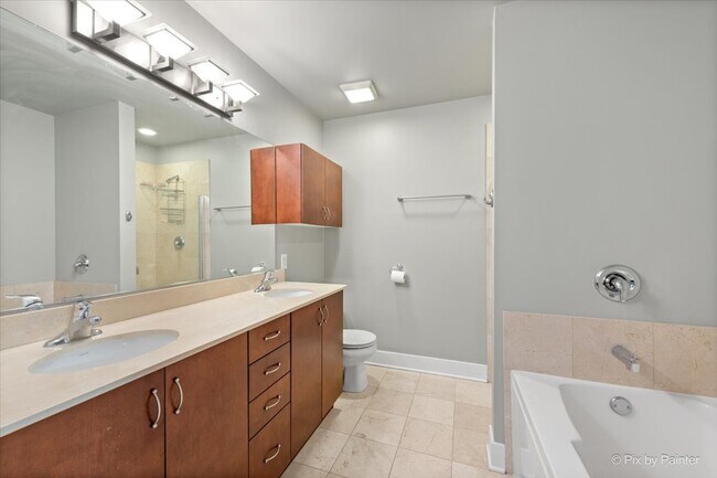 Building Photo - 873 N Larrabee St