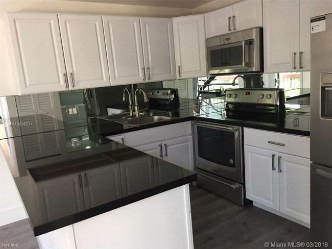 Building Photo - 2 br, 2.5 bath  - Brickell Forest Condo