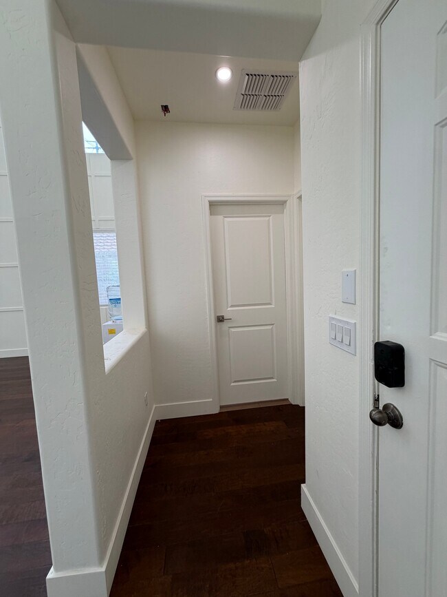 Building Photo - 2741 E Quiet Hollow Ln