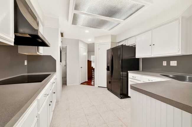 Building Photo - 15343 Meadow Village Dr
