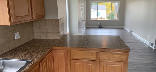 Building Photo - 2 Bedroom 1 Bathroom Single Family on Doub...