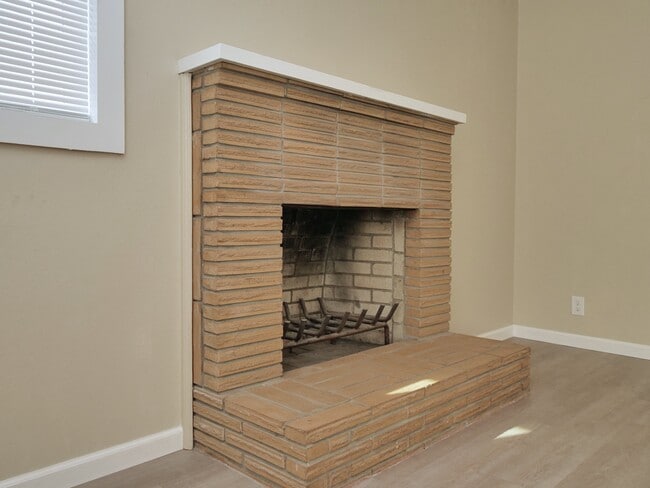 Building Photo - 308 6th St