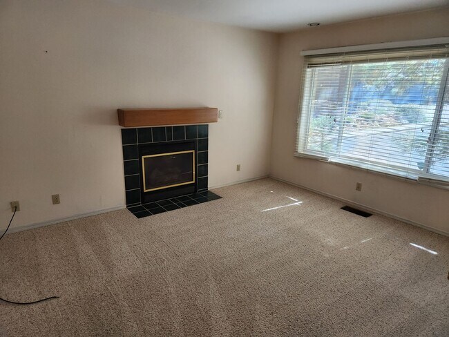 Building Photo - Available in JULY!  Large Single level Sin...