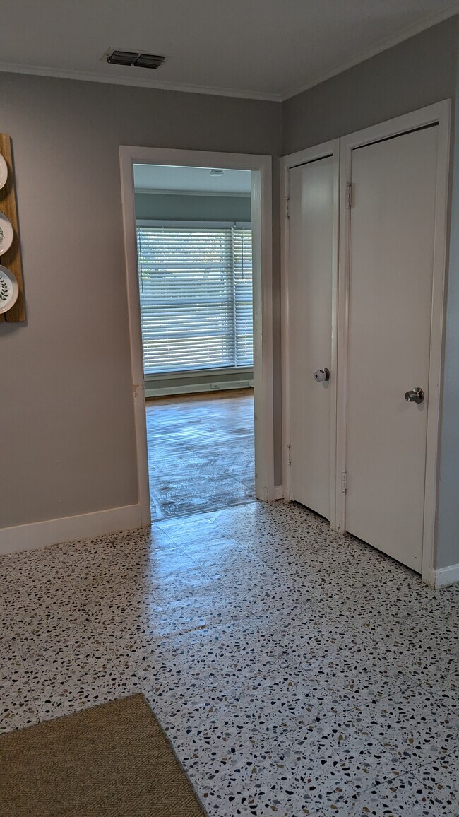 Building Photo - 2417 S Kennedy Ave