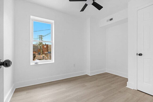 Building Photo - GORGEOUS end unit in Baltimore! 3 Bedrooms 3 Bathrooms Plus a Rec Room!