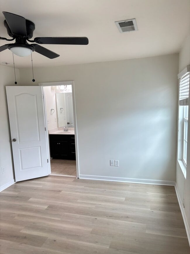 Building Photo - Renovated 3Bd, 2.5Ba End Unit Lake Norman Townhome with Fenced-in Yard and 1 Car Garage Coming Soon