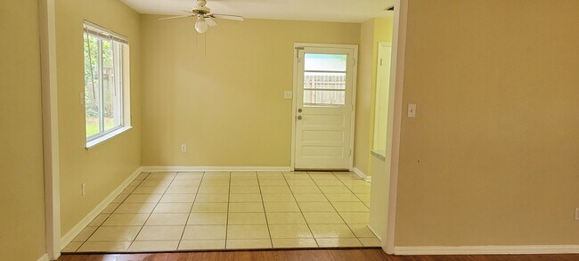 Building Photo - 4/2 (Madison Park) Nice home in quiet neighborhood