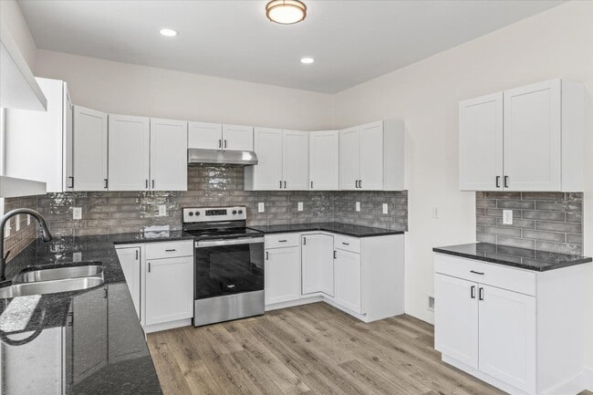 Building Photo - 3900 Lilac Ave