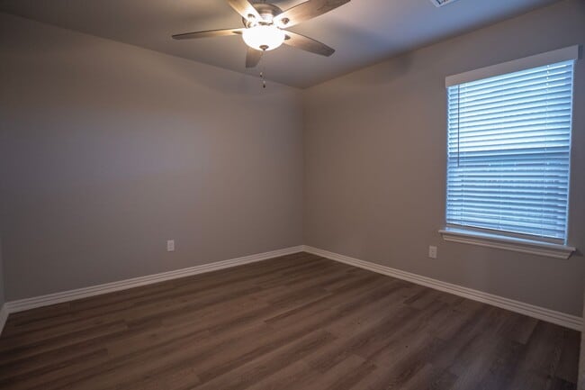 Building Photo - Beautiful 3 Bedroom 2 Bath Duplex!