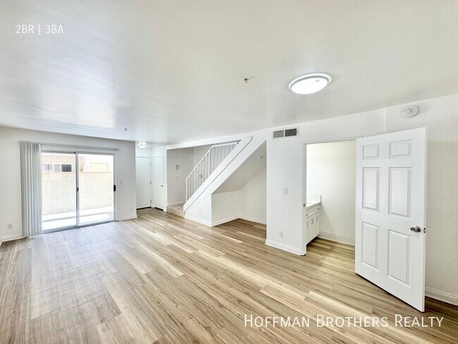 Building Photo - 16033 Vanowen St