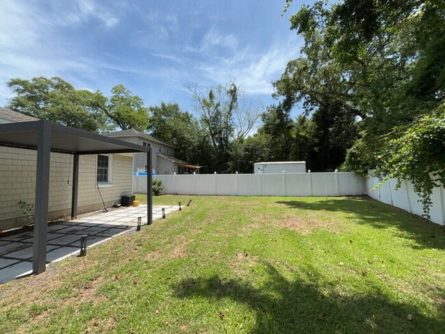 Building Photo - 1367 Fort Johnson Rd