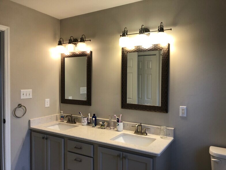 Primary bath - 105 Dove St