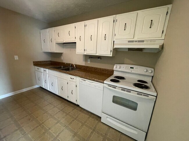 Building Photo - Old Forest Rd Area Townhouse