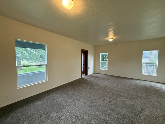 Building Photo - $500 Off Move In Costs!! Updated Farm House
