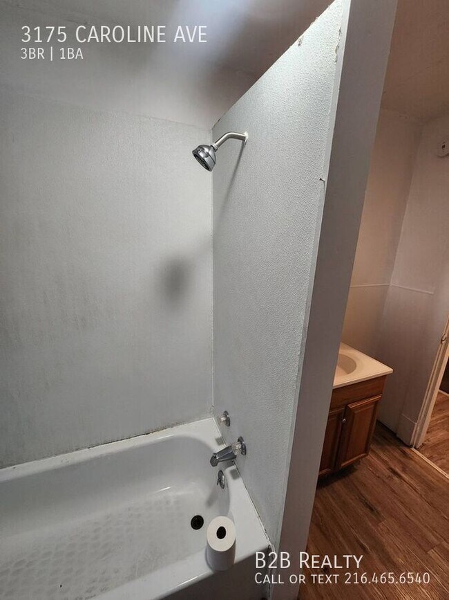 Building Photo - 3175 Caroline Ave