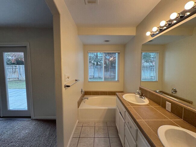 Building Photo - Spacious SW Bakersfield home!