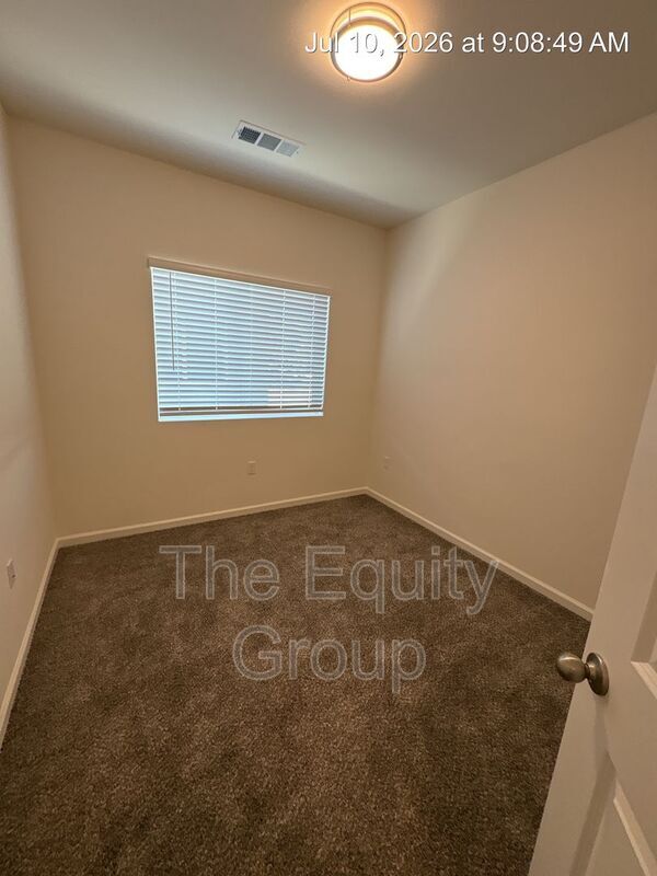 Building Photo - 725 S Pinkham St