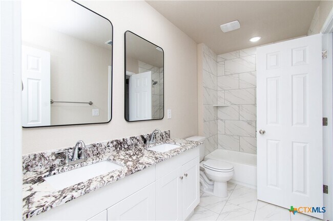 Building Photo - 806 White Meadow Ln