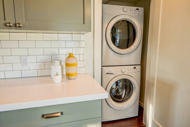 Building Photo - 1012-1014 Manzanita St