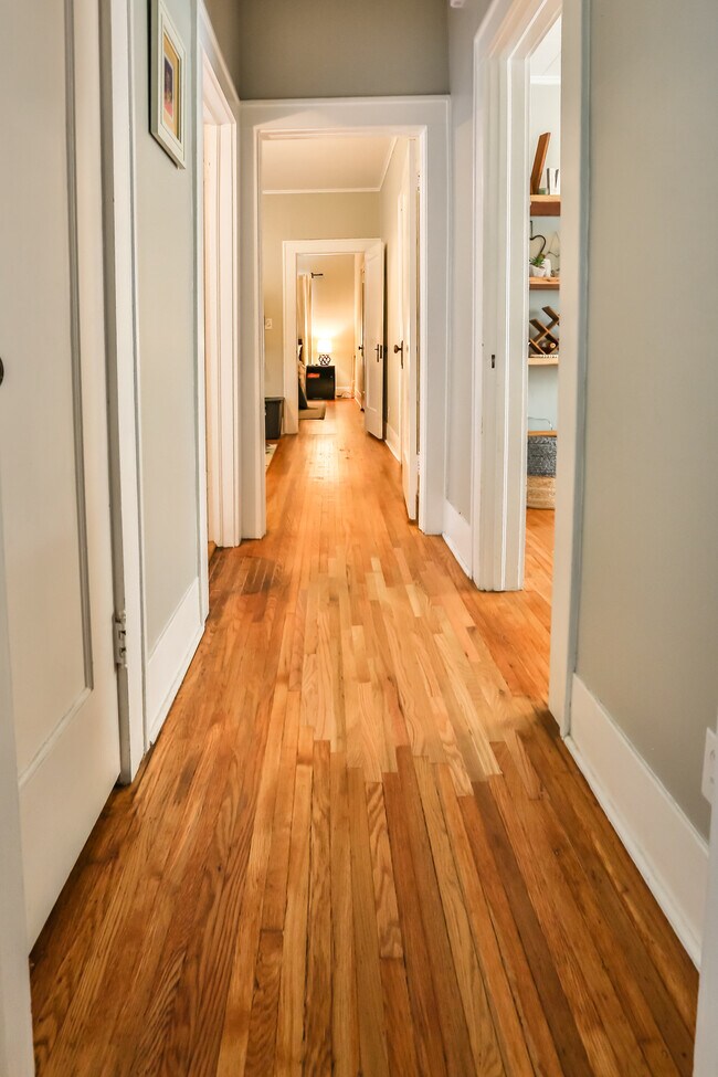 Building Photo - 1124 S Newport Ave