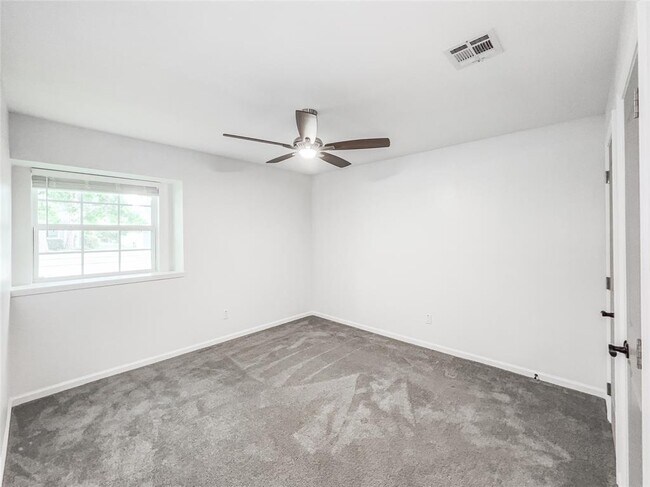 Building Photo - 5923 Dawnridge Dr