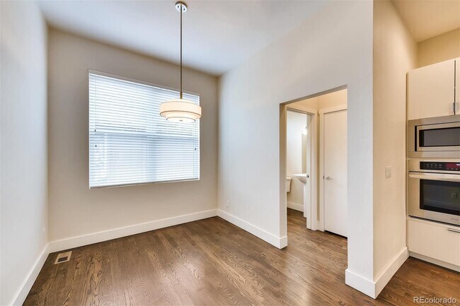 Building Photo - Immediate Availability! Stunning Modern lu...