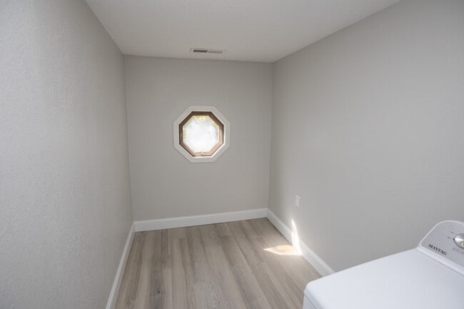 Building Photo - 917 Harding St